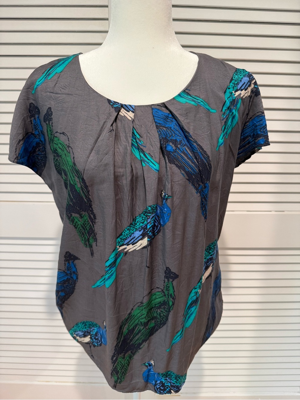 Boden Grey Peacock Print Short Sleeve Silk Top - sz 10 US